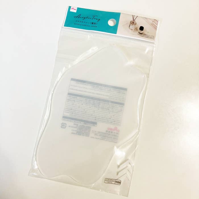 DAISO(ダイソー)のおすすめ小物整理グッズ「アクリルトレー(雲形)」