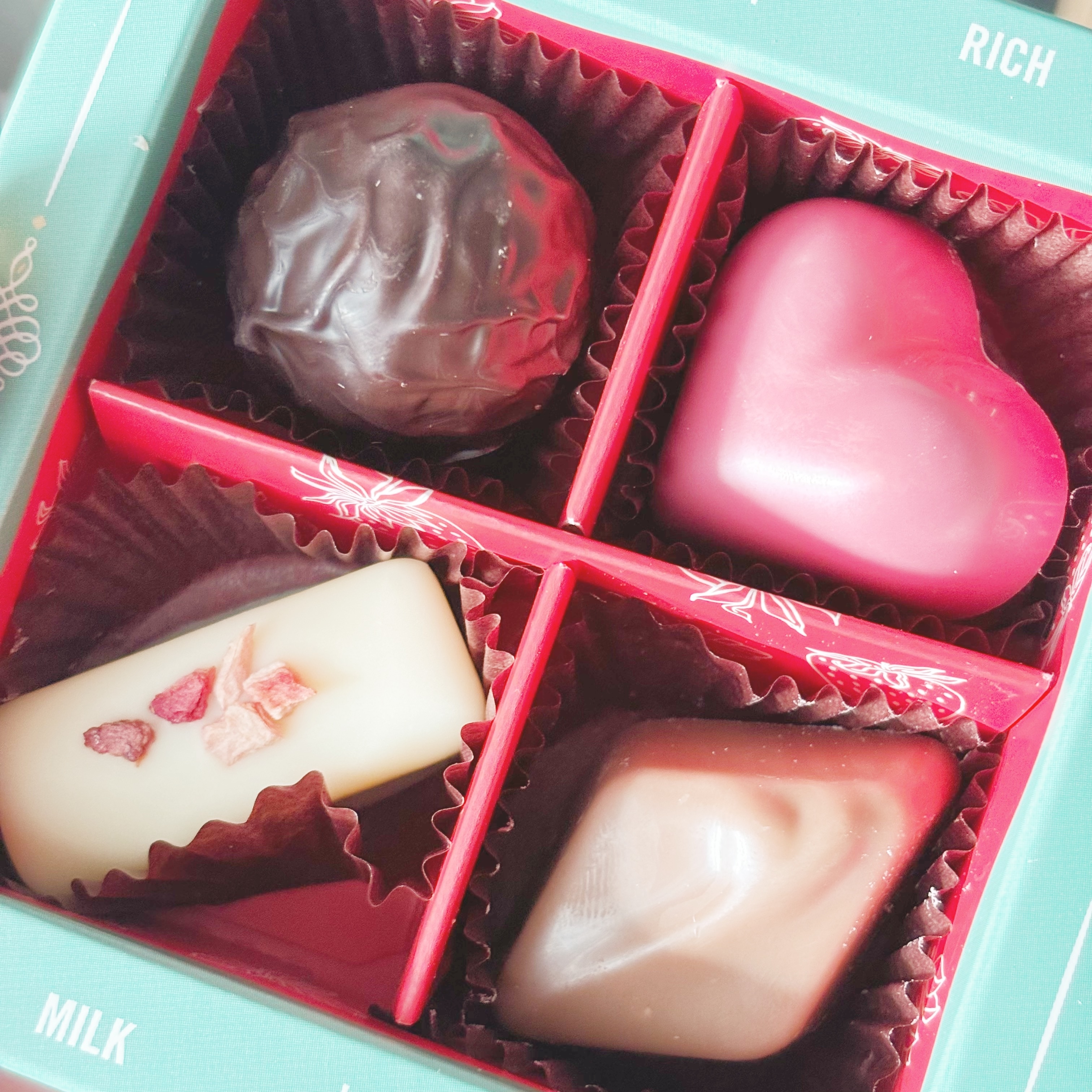4種類のチョコレートが入ったアソートメントボックス。