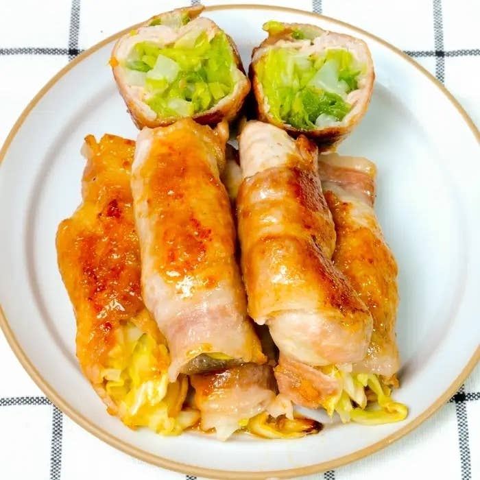 キャベツが豚肉に巻かれた料理が皿に盛られている。