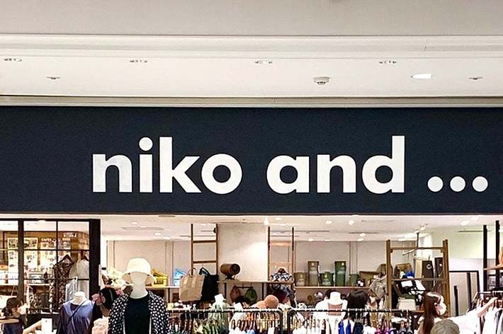 ショッピングモールの「niko and&hellip;」店舗の看板とその前の店内様子。