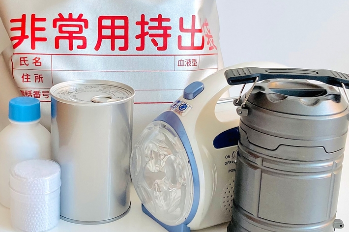 非常用品を含む写真。給水袋、保存食、携帯式クッカーが見えます。