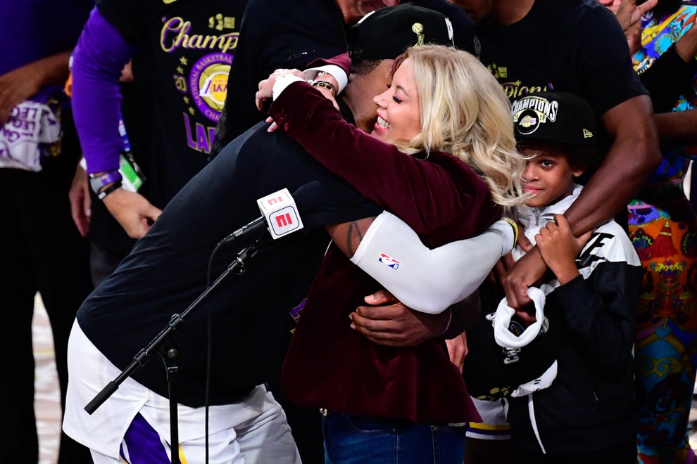 LeBron James, Savannah Awkward Game Moment Goes Viral After Jeanie Buss Moment | Complex