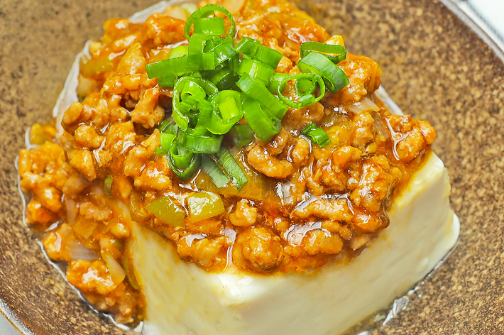 豆腐の上にひき肉とネギがのった中華料理