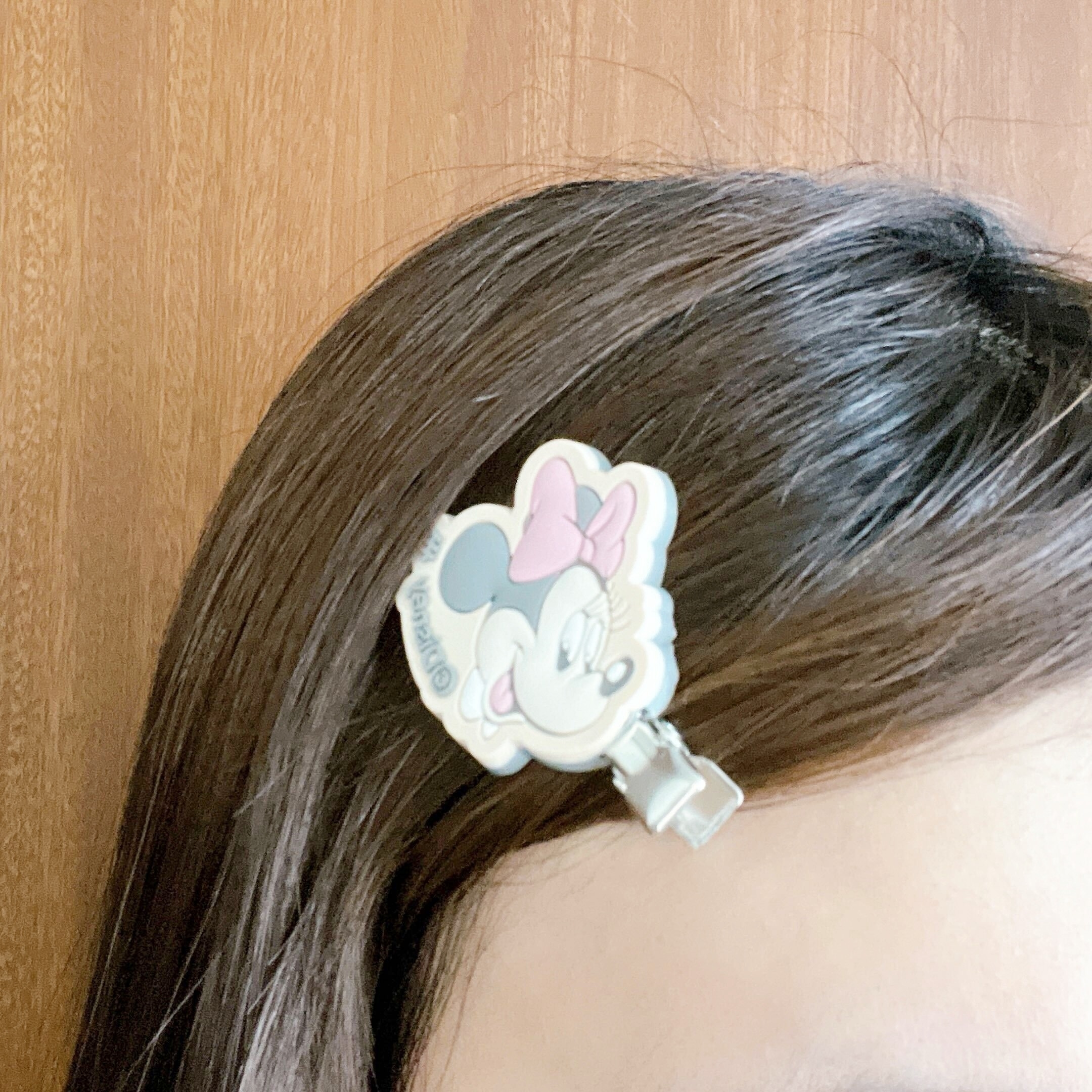 Seria(セリア)のオススメの雑貨「ミッキー&ミニー 前髪クリップ 2P」