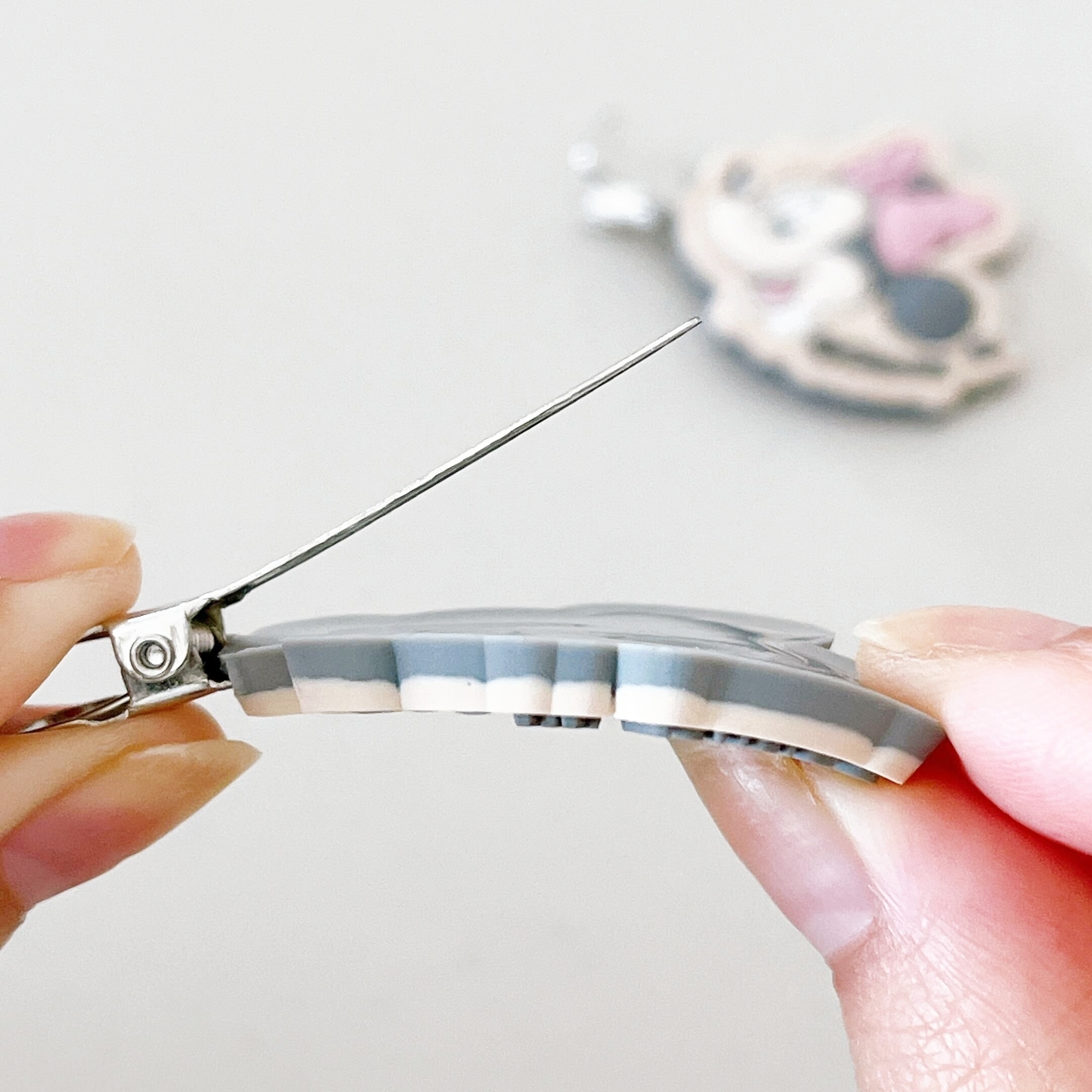 Seria(セリア)のオススメの雑貨「ミッキー&ミニー 前髪クリップ 2P」