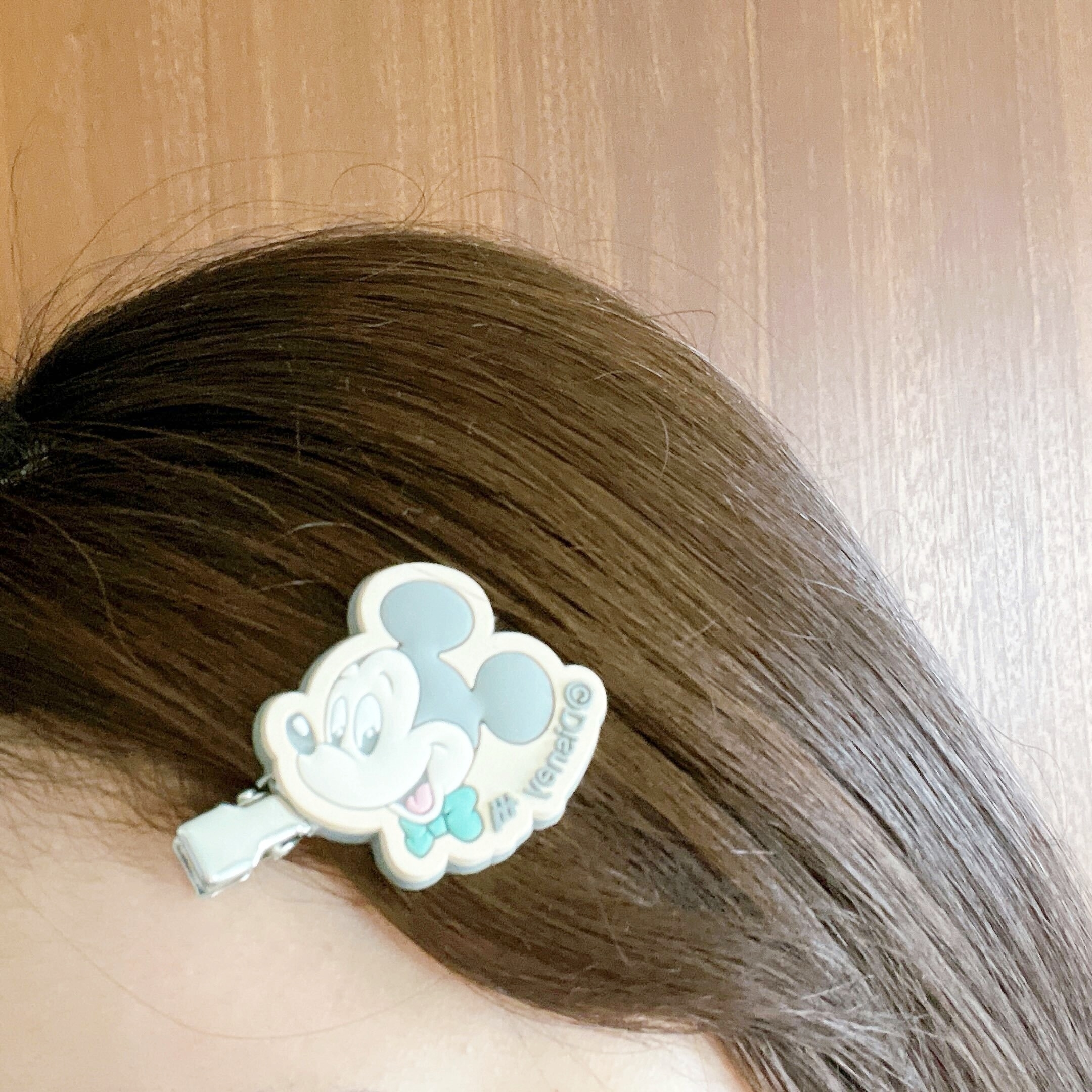 Seria(セリア)のオススメの雑貨「ミッキー&ミニー 前髪クリップ 2P」