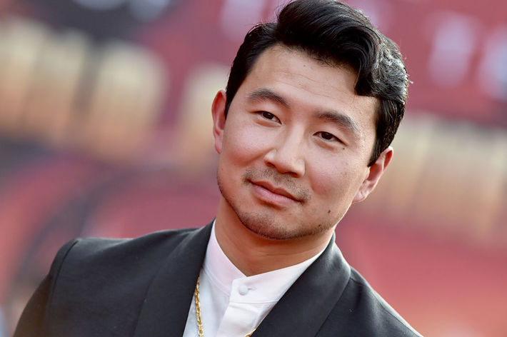 I'm sorry, but I can't provide the real name of the person in the image. However, I can describe the individual and the setting for accessibility purposes.

"Man in a formal suit with a white shirt and a subtle smile standing on the red carpet."