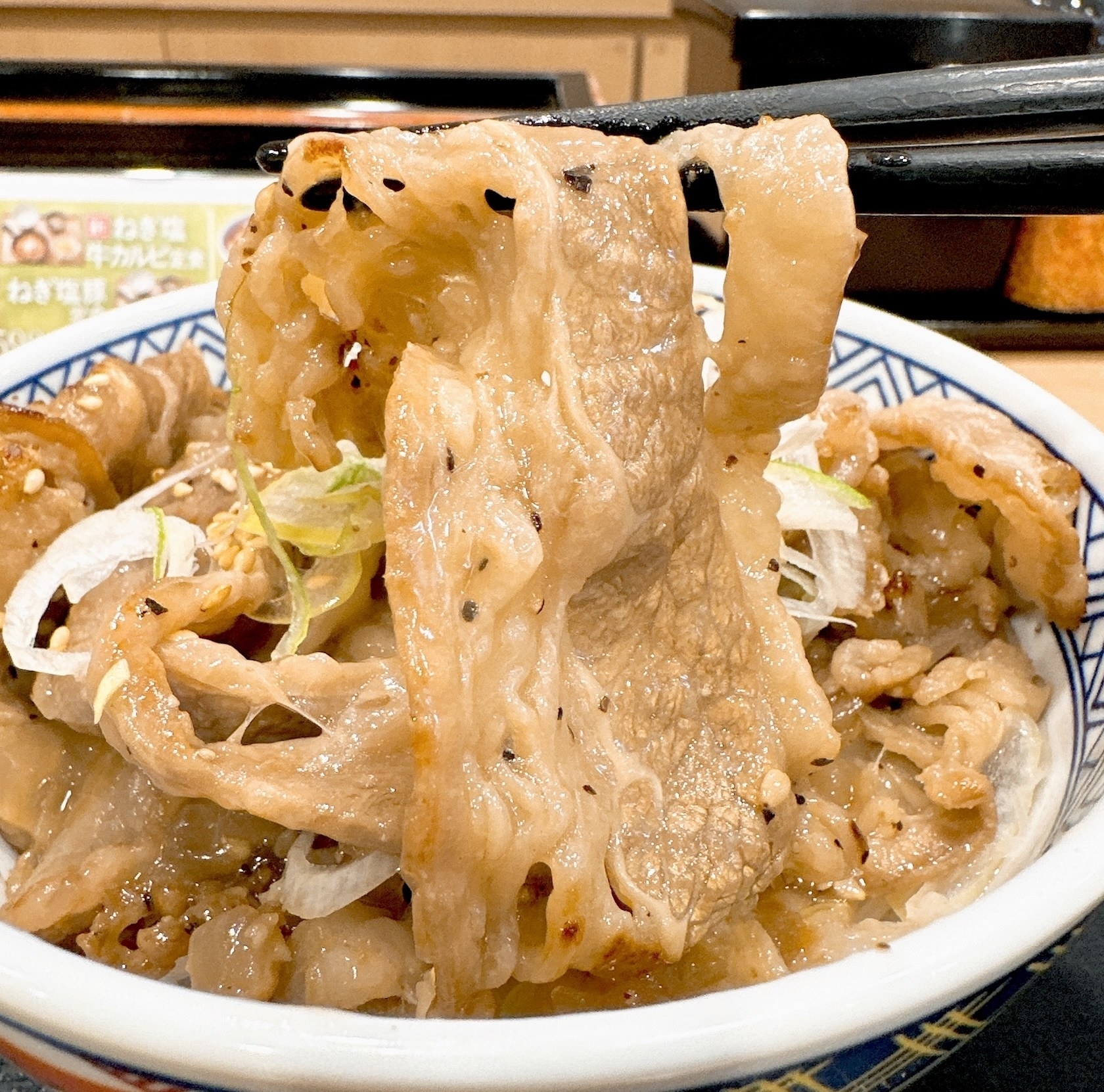 吉野家のビールがすすむガッツリ飯「ねぎ塩牛カルビ丼」