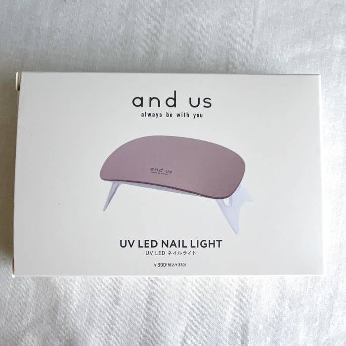 3COINSのオススメのグッズ「UVLEDネイルライト／and us」