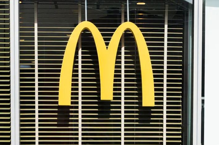 マクドナルドのロゴが描かれた看板