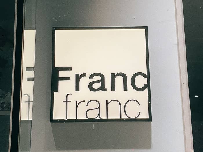 フランフランの店舗の看板
