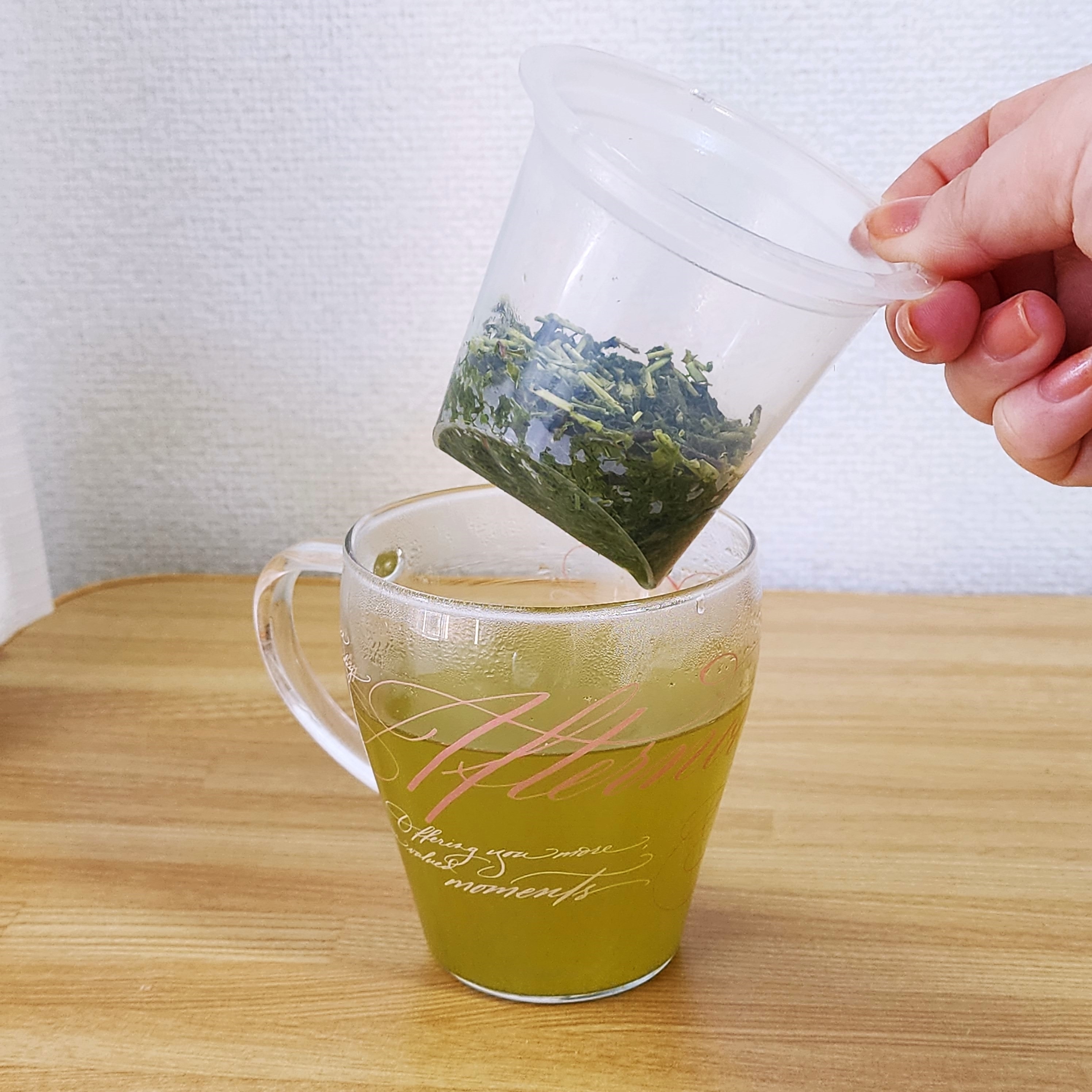 アフタヌーンティーのオススメのグッズ「耐熱フィルター付きマグカップ/ヴェロニカ・ハリム」