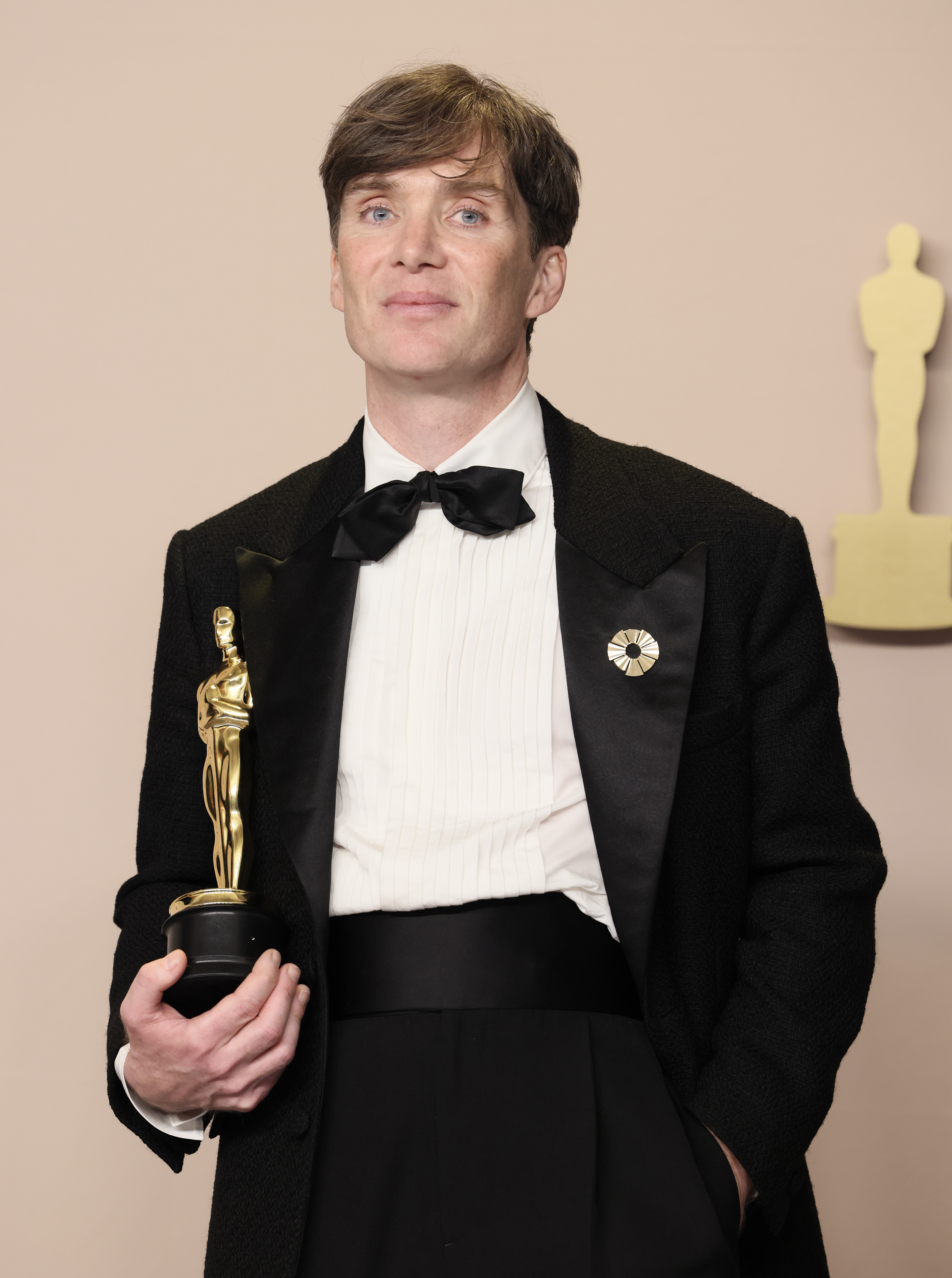 Cillian rocks a tuxedo as he poses with his Oscar