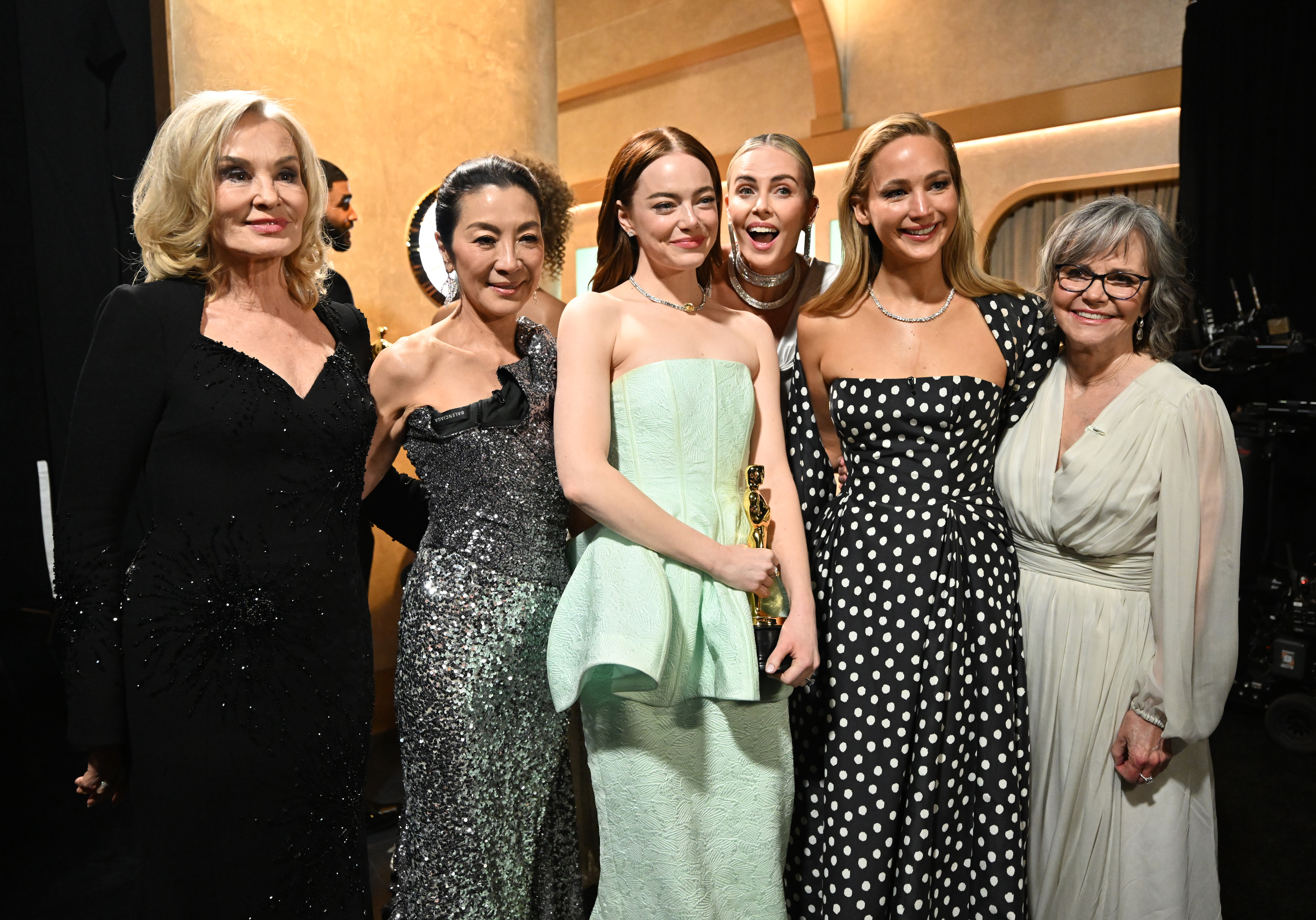 Emma Stone takes a group photo with her five presenters
