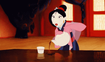 Mulan, personaje animado, se ve sorprendida mientras mira hacia su izquierda y suelta una taza de té