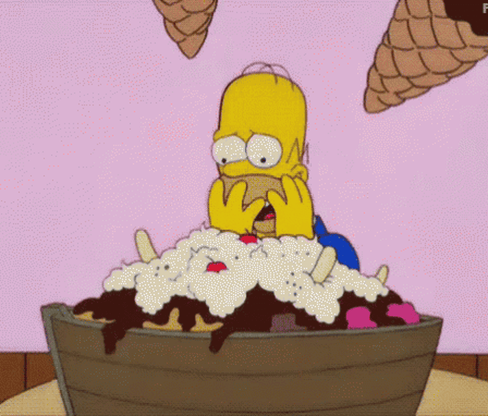 Homer Simpson comiendo vorazmente un enorme cuenco de helado
