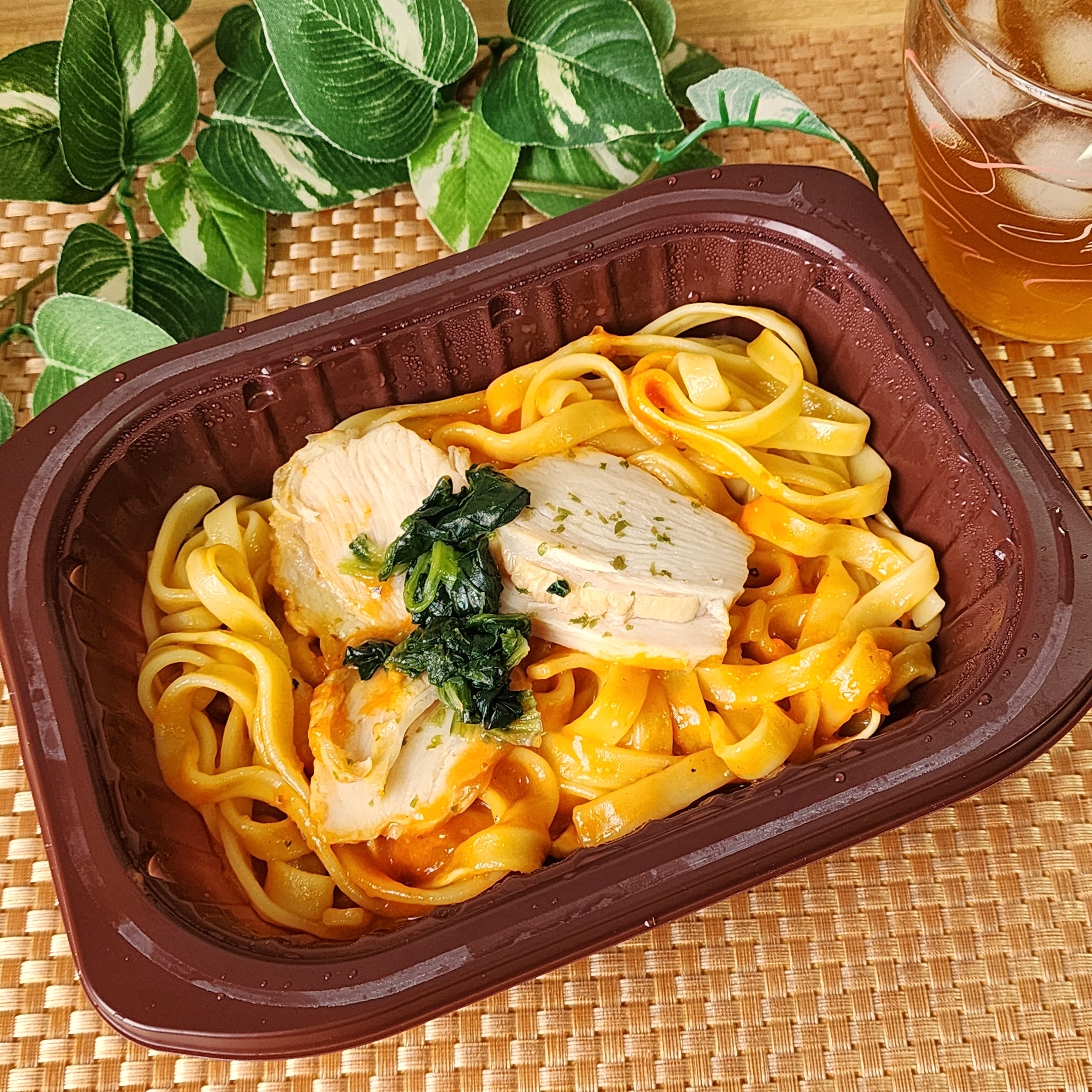 LAWSON(ローソン)のおすすめの冷凍食品「生パスタ チキンのトマトクリーム」