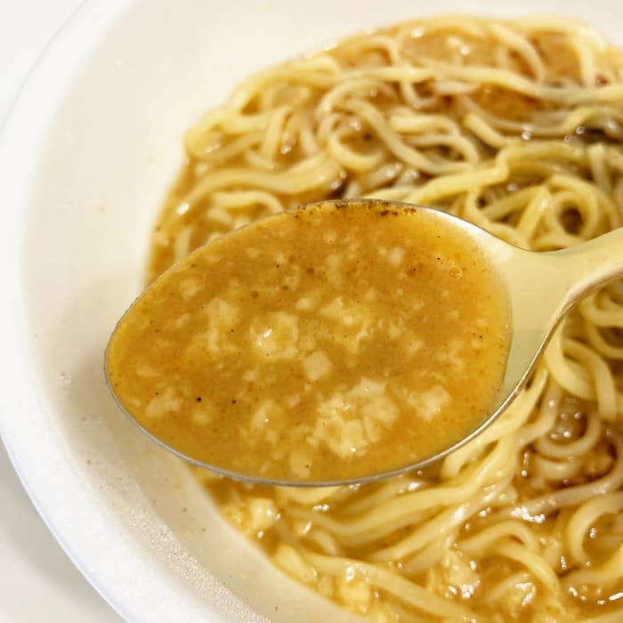 セブンのおすすめのフード「最高に面倒で、最高にうまいラーメン。熊本 濃厚黒マー油豚骨」