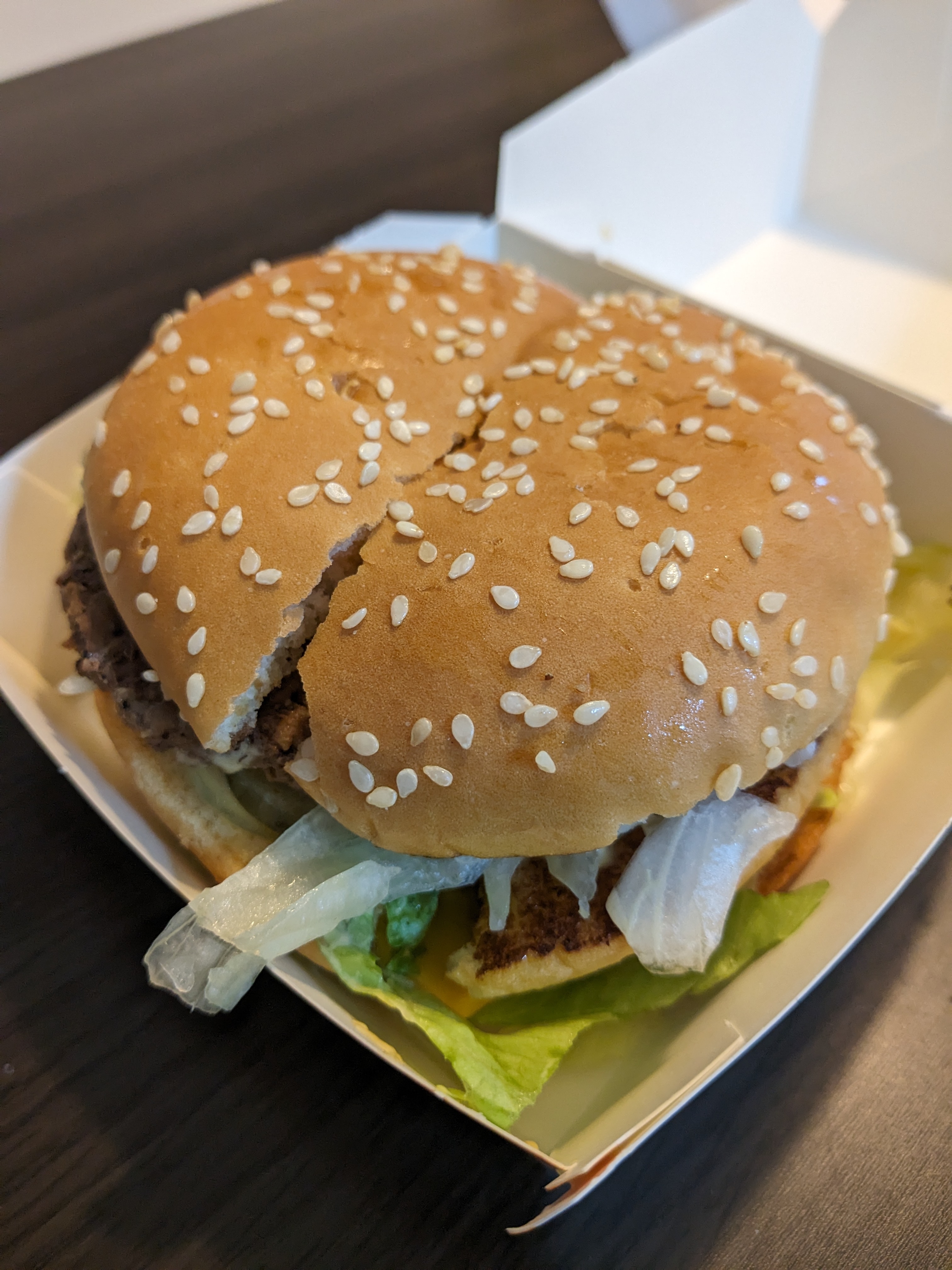 箱に入ったハンバーガーがテーブルの上にあります。