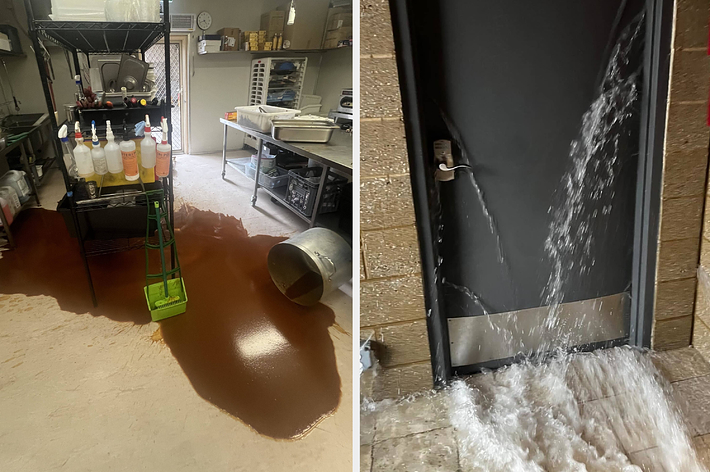 浸水したレストランのキッチン、床に水が広がり扉から水が流れ出ている様子。