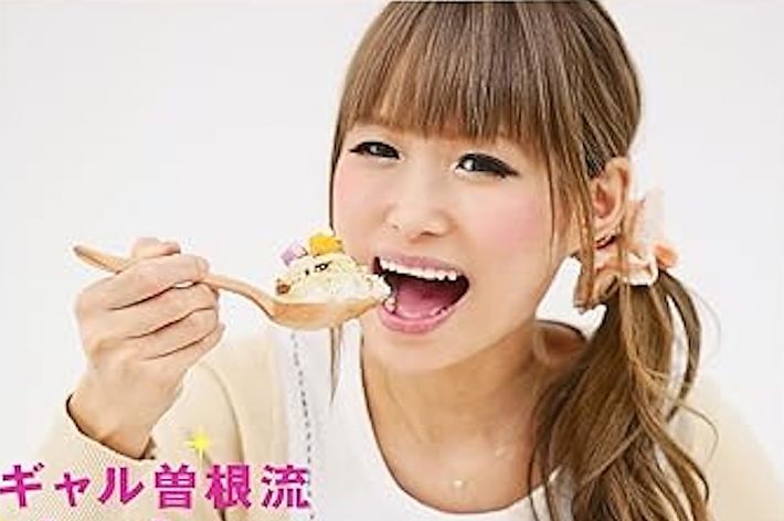 女性が楽しそうにサラダを食べている広告ポスター。