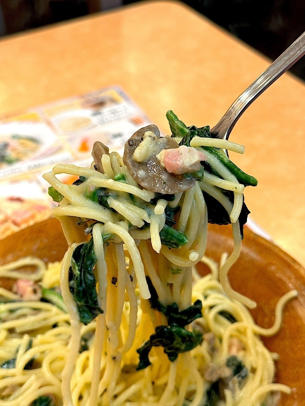 サイゼリヤのオススメのメニュー「きのことほうれん草のクリームスパゲッティ」