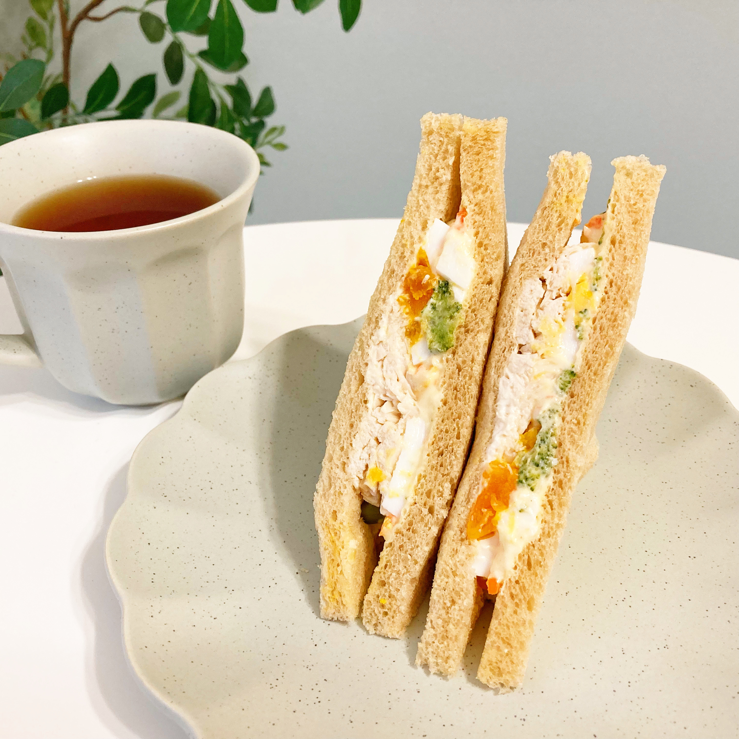 FamilyMart(ファミリーマート)の新商品「全粒粉サンド サラダチキンとたまご」