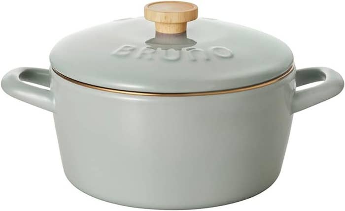 鍋に蓋がされており、取っ手が付いています。