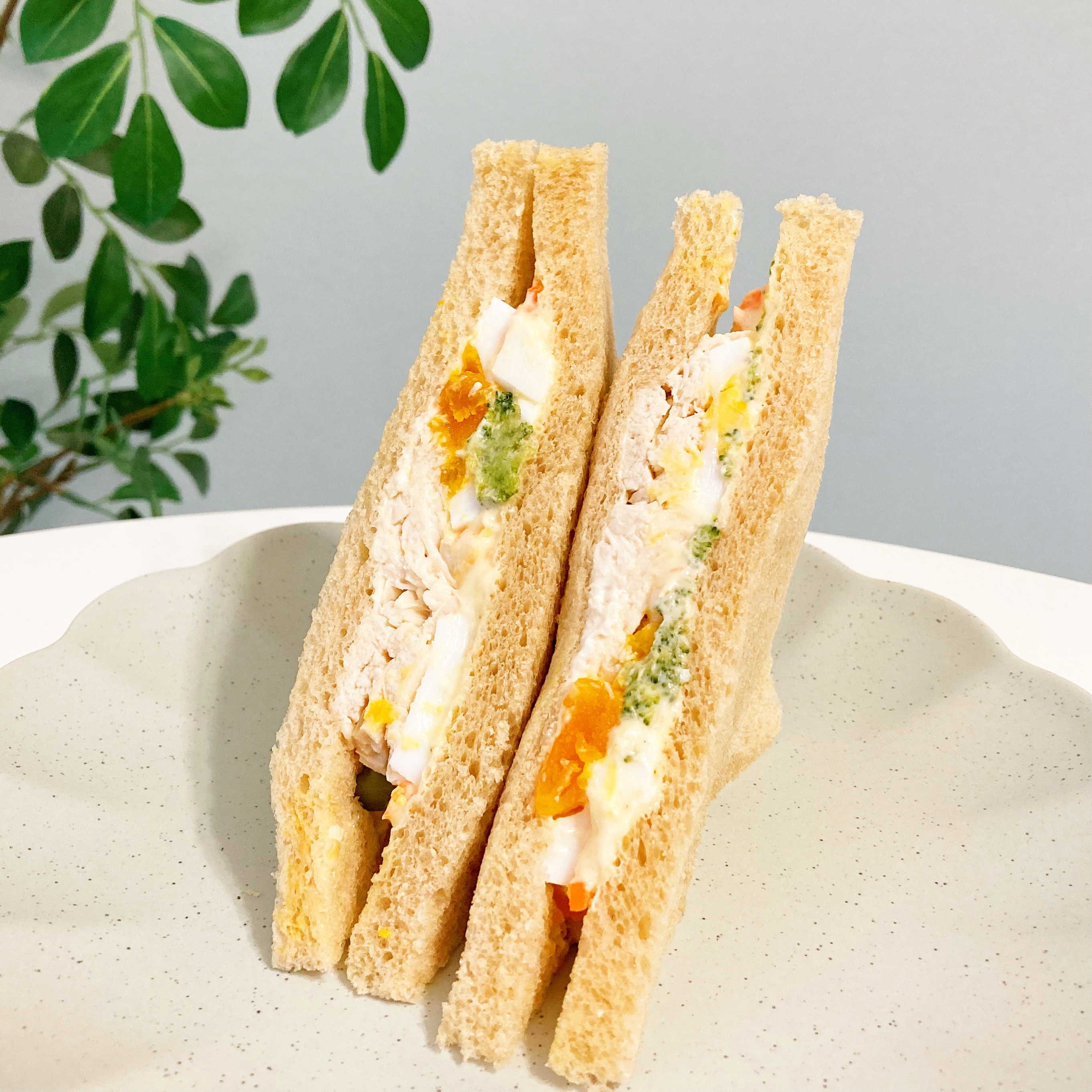 FamilyMart(ファミリーマート)の新商品「全粒粉サンド サラダチキンとたまご」