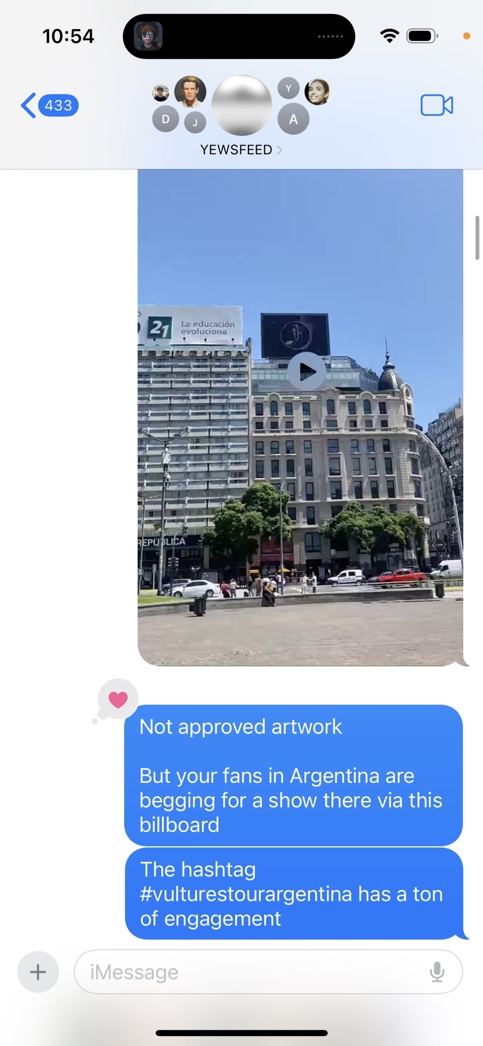 Screenshot of a messaging app with a conversation about a fan-requested music show in Argentina, referenced by a billboard hashtag
