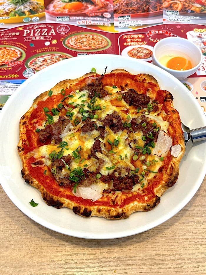 ガストのおすすめのフード「牛すき焼きピザ」