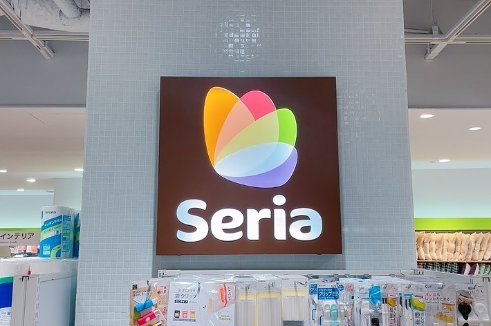 店内に掲げられた「Seria」のロゴ看板。