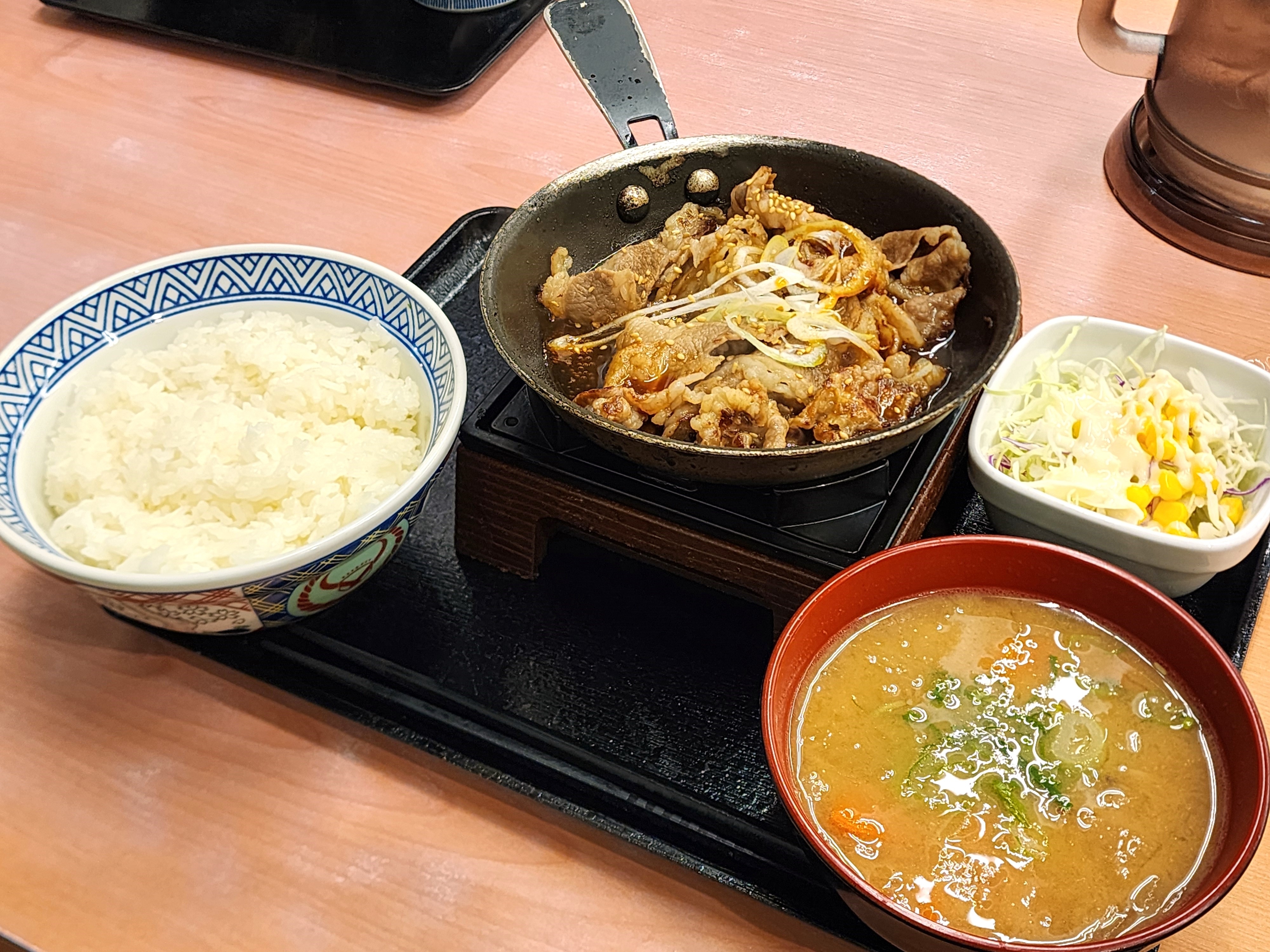 吉野家のおすすめフード「鉄板牛カルビ定食」