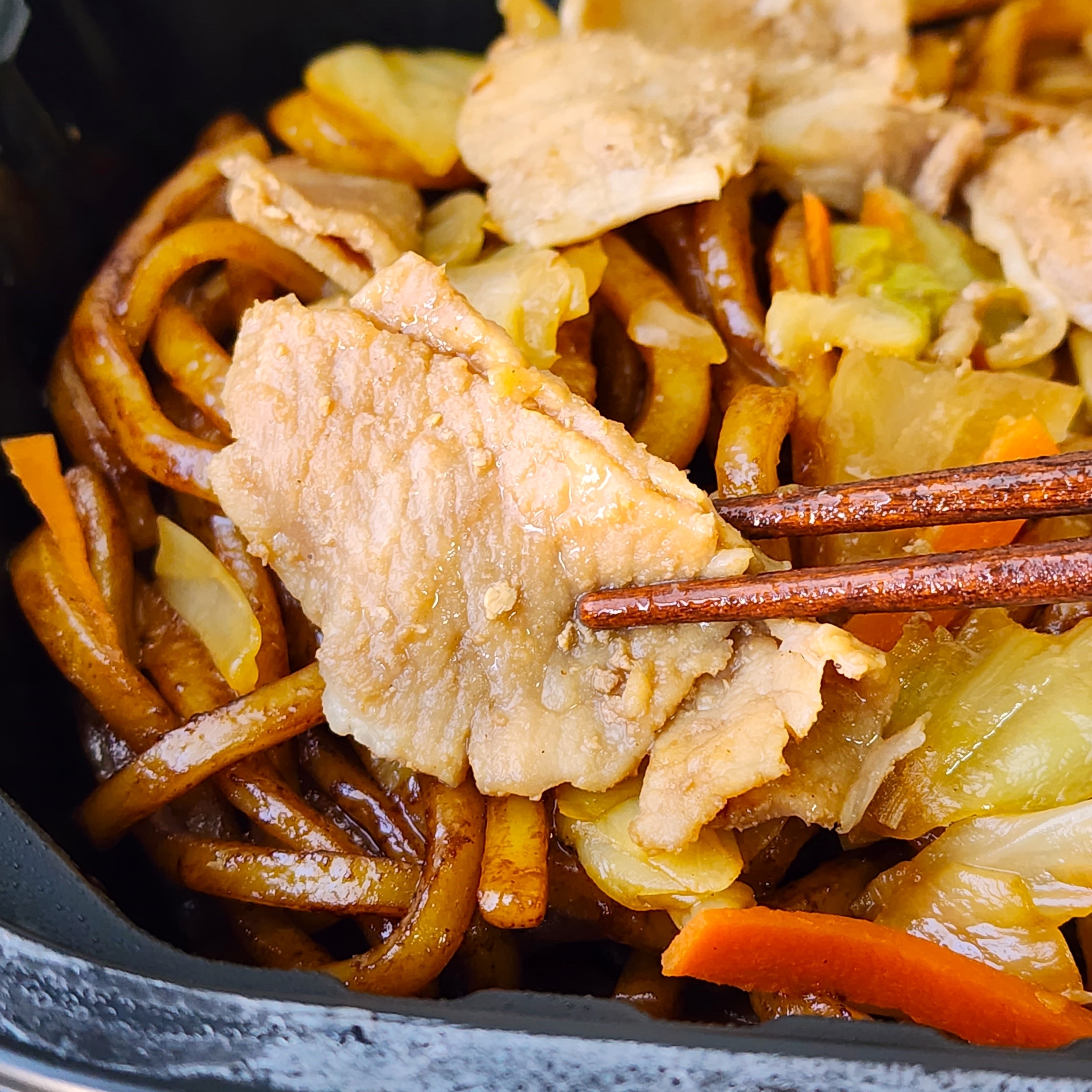 FamilyMart(ファミリーマート)のおすすめ冷凍食品「特製ダブルソースのもっちり太麺焼きそば」