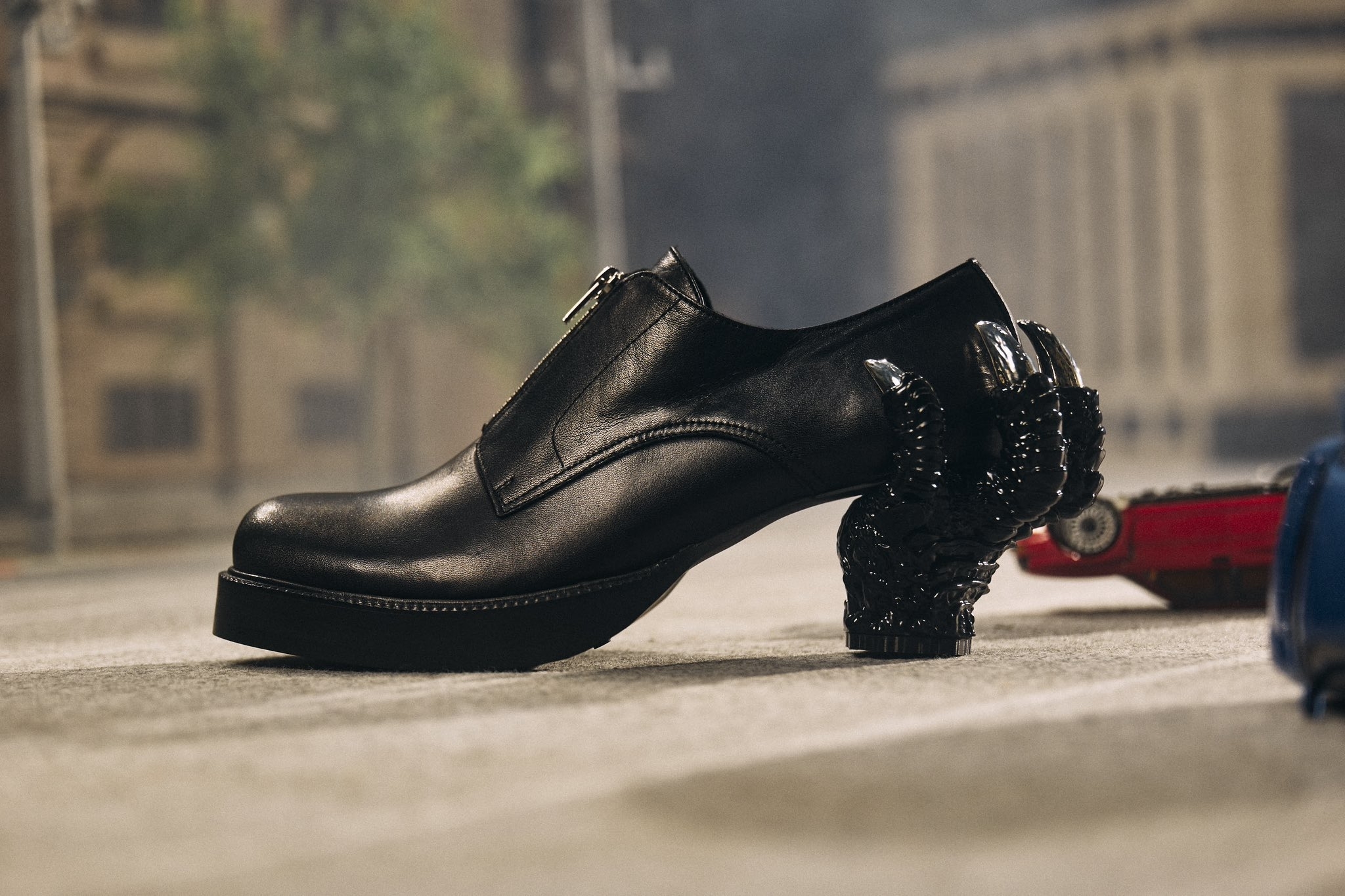 靴が1つ、裏がスタッズで飾られているデザイン。