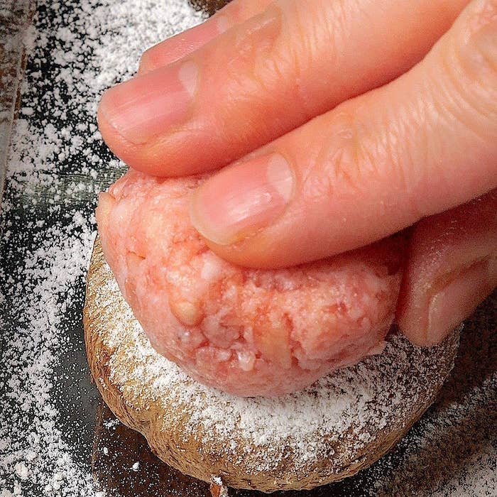 しいたけの上に豚ひき肉をのせている。