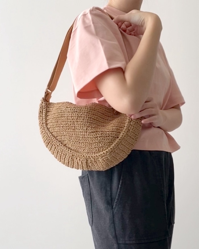 ユニクロのおすすめファッションアイテム「ラウンドミニクロシェバッグ」