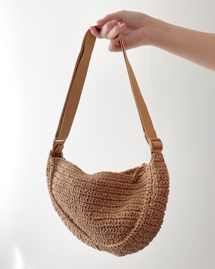 ユニクロのおすすめファッションアイテム「ラウンドミニクロシェバッグ」