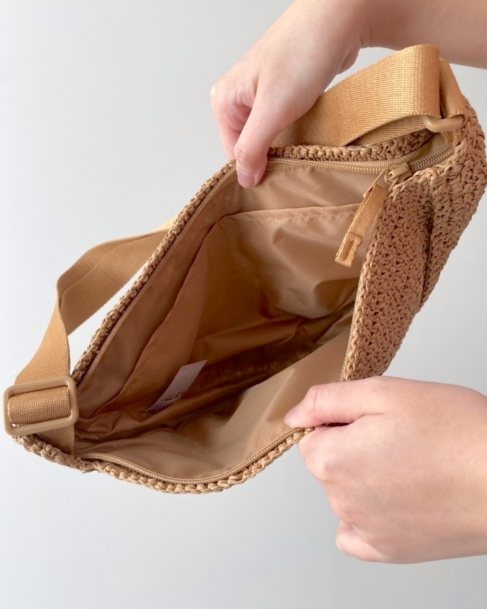 ユニクロのおすすめファッションアイテム「ラウンドミニクロシェバッグ」