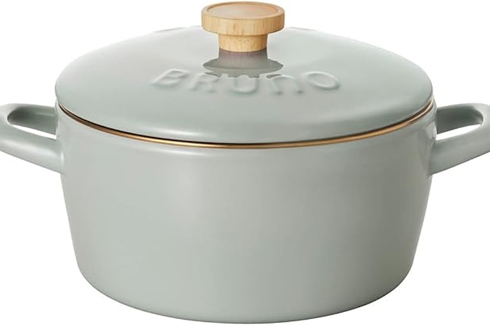 鍋に蓋がされており、取っ手が付いています。