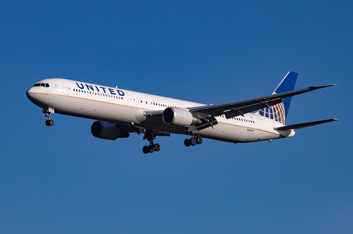 ユナイテッド航空の飛行機が青空に向かって飛んでいる。