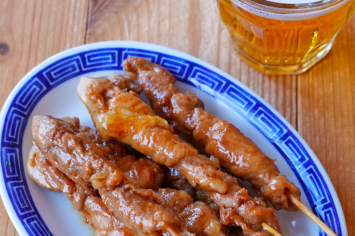 焼き鳥が皿に盛られている。