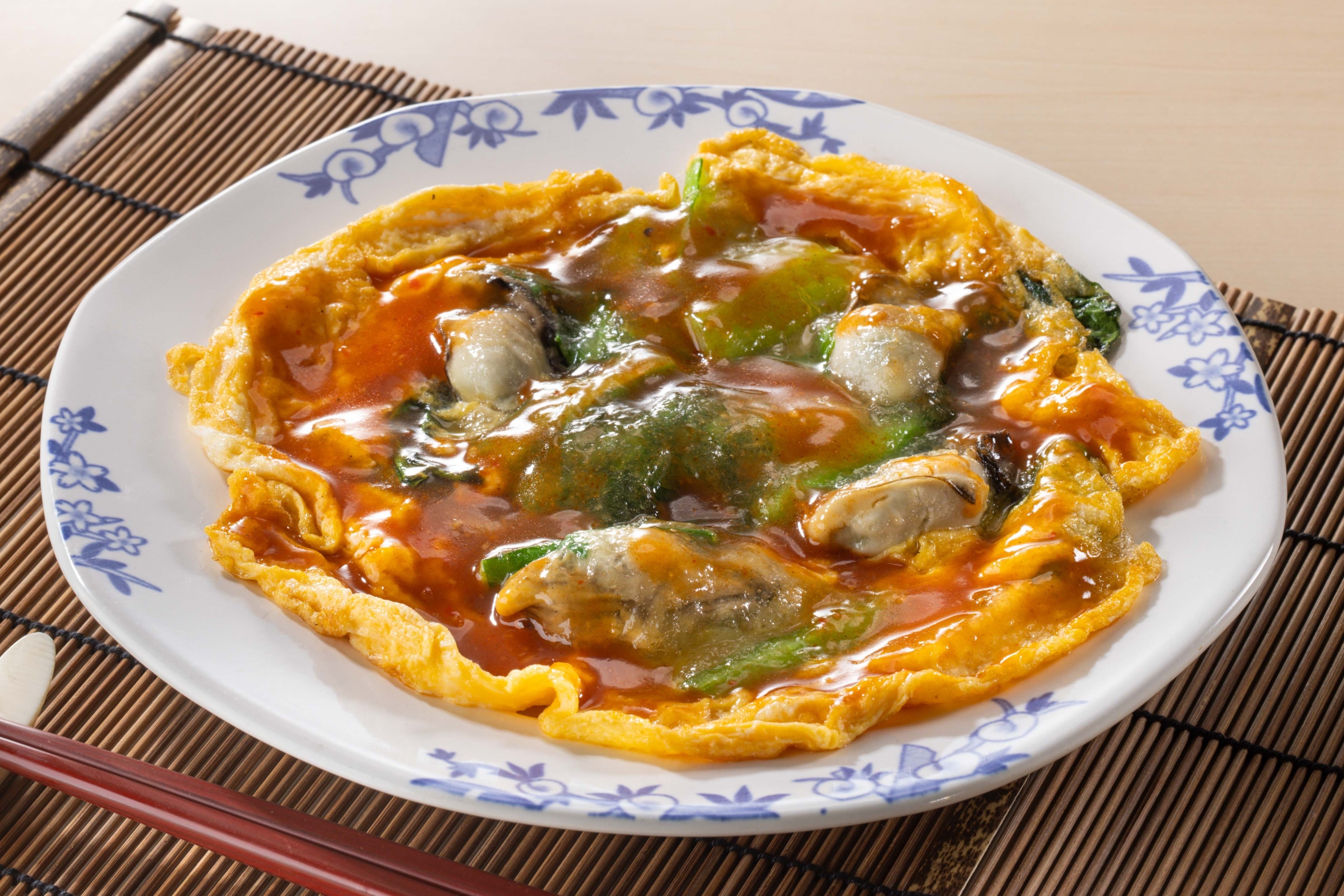 海鮮と野菜を使ったオムレツが皿に盛られている。