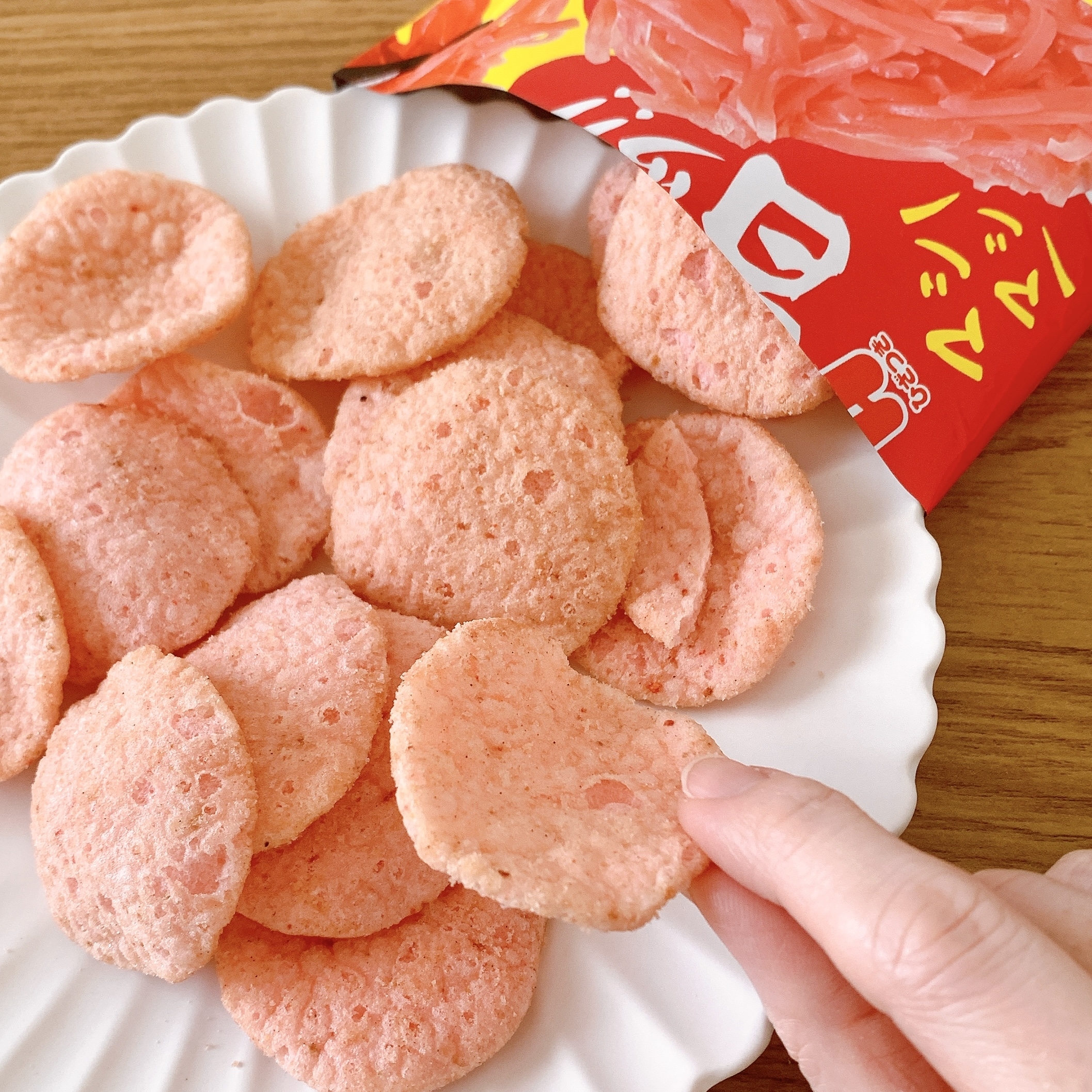 FamilyMart（ファミリーマート）のおすすめのお菓子「追い掛けマシマシ紅ショウガせんべい」