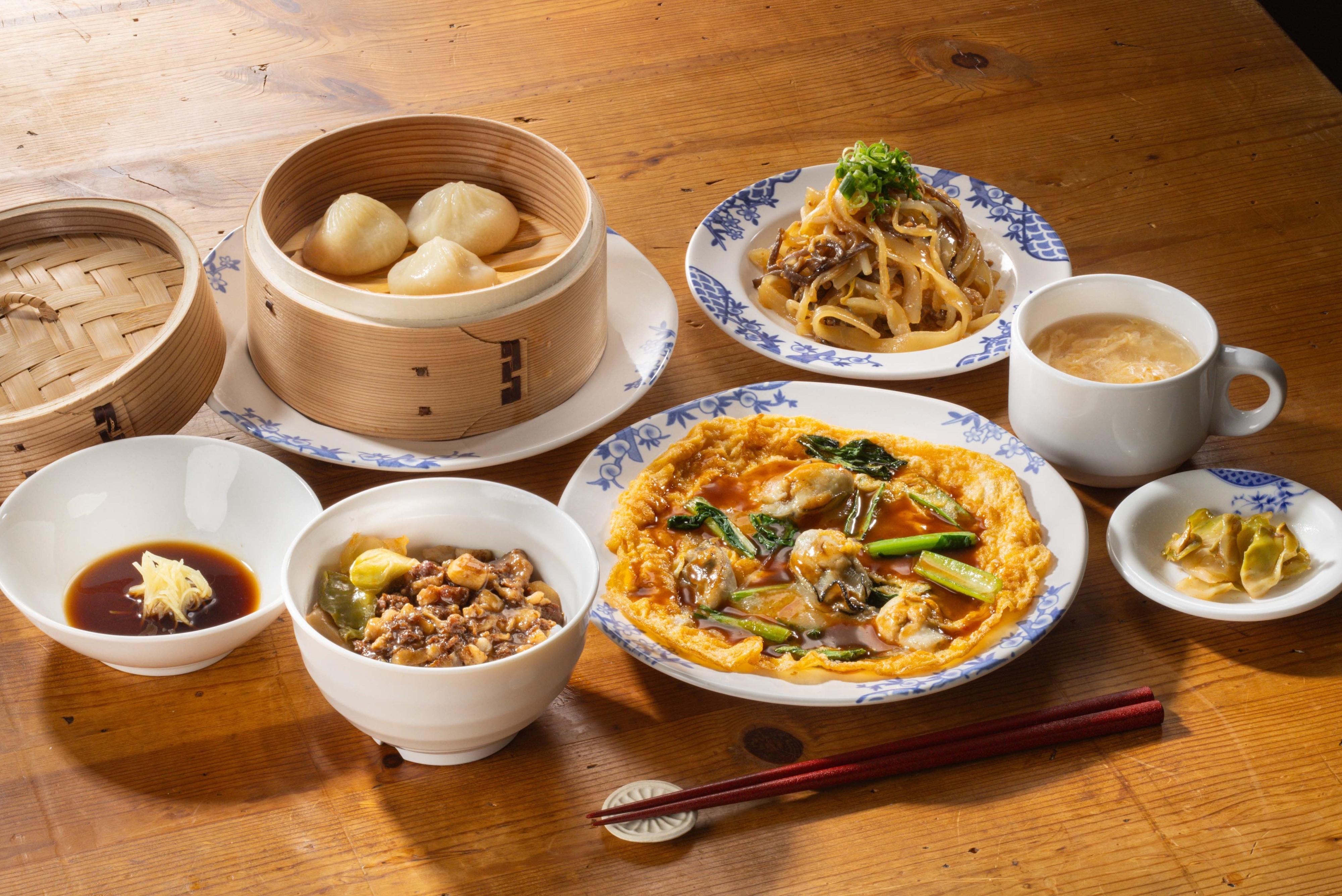 中華料理の食事セットがテーブルに並んでいる。