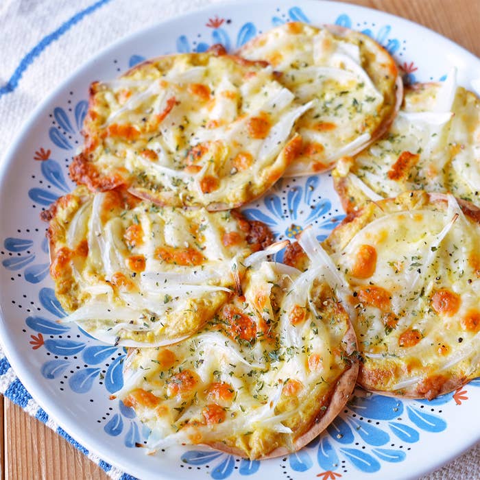 プレートに盛られた玉ねぎチーズピザ。フラットなデザインの皿に4切れがあります。