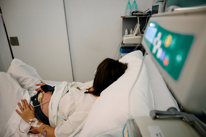 病院のベッドに横たわる人と医療機器。