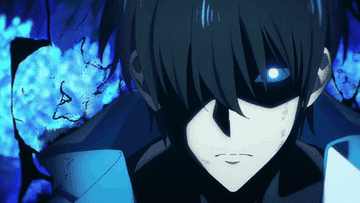 Personaje de anime con traje negro y una llama azul detrás
