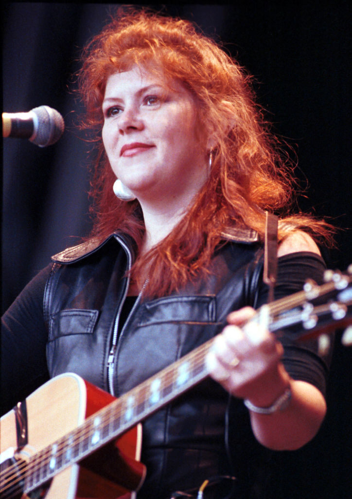 Kirsty MacColl onstage