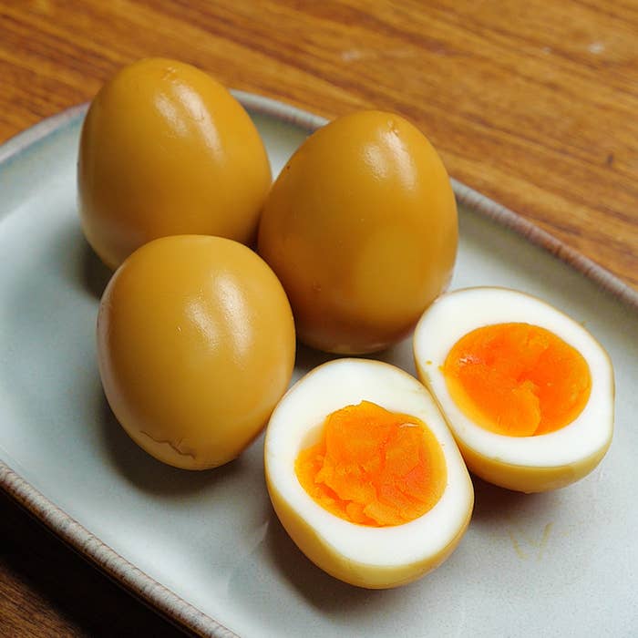 皿の上に半分に切った茹で卵と丸い茹で卵が三つあります。